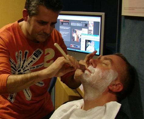 en lo referenta a aquello de que dios no existe, un hombre fue a una barberia